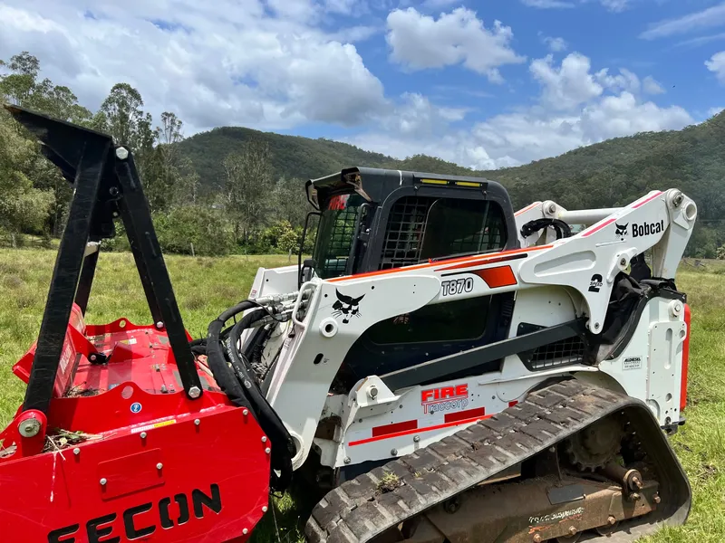Tracked plant fitted with a mulching head